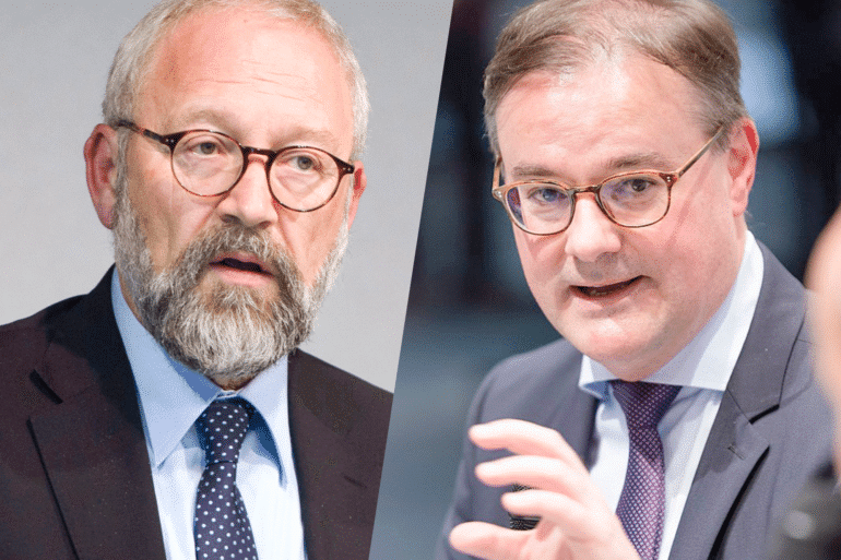 Links: Herfried Münkler (Humboldt Universität, Berlin) Foto: Stephan Röhl CC BY-SA 2.0 DEED. Rechts: Jörn Leonhard, Frankfurter Buchmesse 2018. Foto: Martin Kraft, CC BY-SA 3.0 DE Lizensvertrag: Legalcode CC BY-SA 3.0